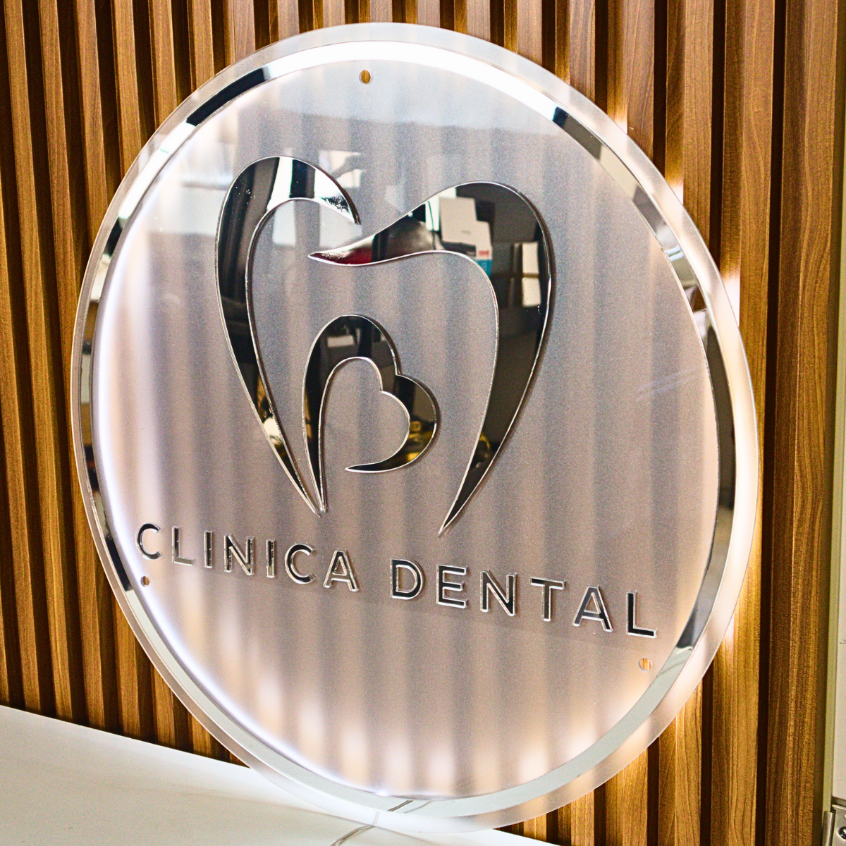 Logo en Acrílico Espejo Retroiluminado